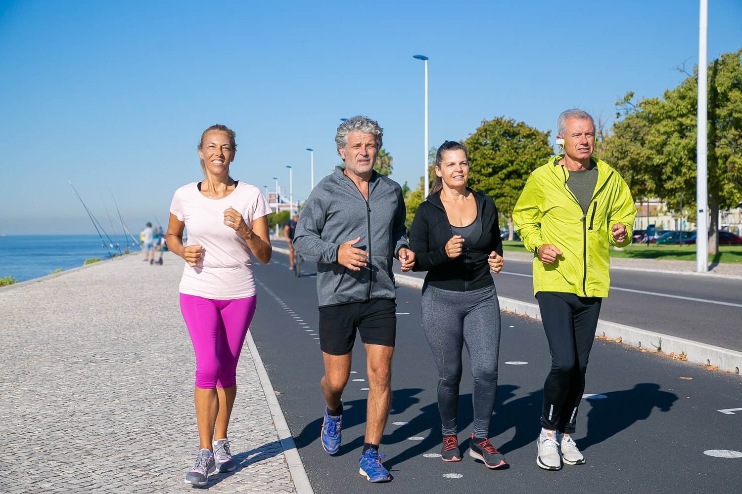 Een actief stel maakt samen een wandeling